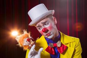 ritratto di un' circo clown. un' uomo nel un' clown attrezzatura con un' giocattolo. foto