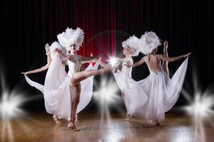cabaret.girls danza varietà mostrare. ballerini nel bianca vestiti eseguire moderno danza cabaret foto