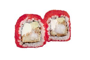 Sushi rotoli disossato nel rosso artificiale caviale su un' bianca sfondo avvicinamento. foto