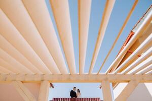 sagome di il sposa e sposo nel non pieno altezza, in piedi contro il sfondo di il voluminoso blu cielo. artistico foto. foto