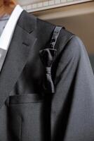 Uomini nero arco cravatta su appendiabiti. accessorio per un' formale ricezione. un' simbolo di eleganza e moda per uomini. Uomini casuale. foto