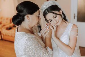 un' bellissimo e contento madre e sua figlia, il sposa, siamo in piedi Il prossimo per ogni Altro. il migliore giorno per genitori. tenero momenti a il nozze. foto