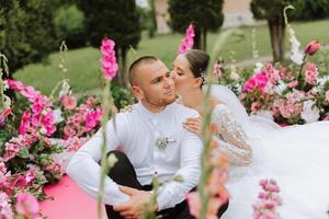 il sposa e sposo abbraccio. il sposa delicatamente abbracci il sposo di il le spalle. bellissimo nozze coppia. il concetto di romanza nel un' Novelli sposi relazione. luna di miele. foto