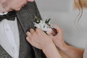 il sposa patatine fritte il boutonniere per il sposo. ritagliata foto. dettagli a il nozze. alto qualità foto. foto