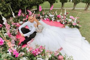 il sposa e sposo abbraccio. il sposa delicatamente abbracci il sposo di il le spalle. bellissimo nozze coppia. il concetto di romanza nel un' Novelli sposi relazione. luna di miele. foto