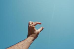 uomo mano Esprimere a gesti e raggiungendo il blu cielo foto