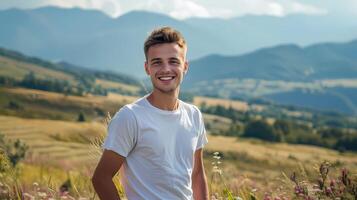 ai generato maschio modello con luminosa Sorridi in piedi all'aperto su un' estate giorno. lui indossato un' pulito bianca maglietta. e Là siamo montagne nel il sfondo. foto