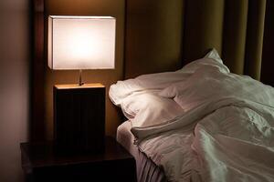 di moda Camera da letto interno con luminoso lampada con paralume. foto