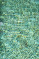 luce del sole attraverso il increspature di acqua nel nuoto piscina. foto