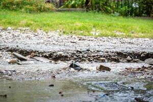 sporco strada nel un' Quartiere rotto di il autunno di pioggia. foto