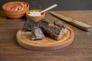 tagliare di carne costolette cucinato al di sopra di brace su un' griglia, tradizionale argentino cibo. foto