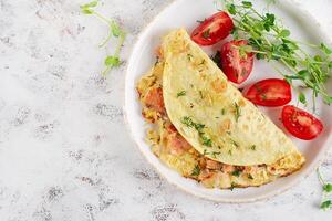 salutare prima colazione. Quesadilla con frittata, salmone e affettato pomodori. cheto, chetogenica il pranzo. superiore Visualizza foto