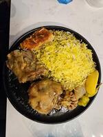 agnello collo servito con zafferano riso e arrostito aglio nel un' persiano cucina ristorante nel vancouver Britannico columbia foto