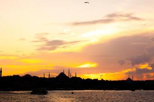 sagoma di Istanbul a tramonto. Ramadan o islamico concetto foto. visitare Istanbul sfondo Immagine. foto