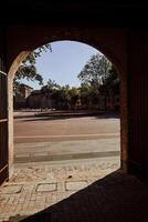 un arco prospiciente il città nel duro leggero foto