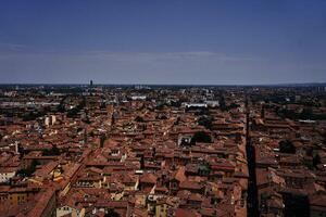 superiore Visualizza di il terracotta tetti di bologna, il atmosfera di il italiano estate foto