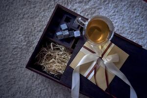 regalo certificato su un' di legno whisky scatola foto