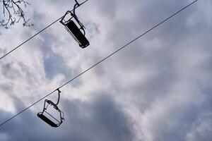 montagna sollevare, swing impostato nel il autunno montagne foto