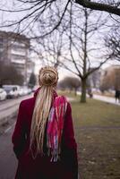 ritratto di un' elegante di mezza età donna con trecce su un' primavera strada foto