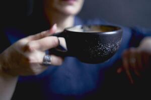 vecchio madre e di mezza età figlia potabile caffè e parlando nel il bar foto