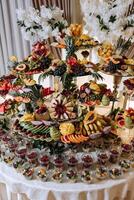 frutta buffet per un' nozze. assortimento di esotico frutta nel il ristorante. vario composizioni a partire dal fresco frutta. foto