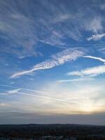 maggior parte bellissimo colori di cielo e nuvole durante tramonto al di sopra di Inghilterra UK foto