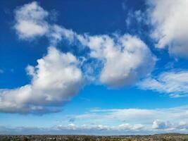 alto angolo Visualizza di inverno cielo e nuvole al di sopra di città di Inghilterra UK foto