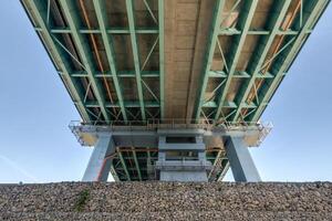 acciaio telaio e calcestruzzo costruzione enorme auto ponte attraverso il largo fiume foto