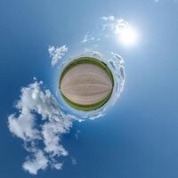 semplice verde minuscolo pianeta senza edifici nel blu cielo con bellissimo nuvole. trasformazione di sferico panorama 360 gradi. sferico astratto aereo Visualizza. curvatura di spazio. foto