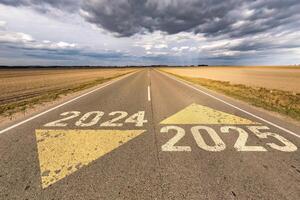 numeri 2025 partire e inizio su asfalto strada autostrada con Alba o tramonto cielo sfondo. concetto di destinazione nel futuro, libertà, opera inizio, correre, pianificazione, sfida, obbiettivo, nuovo anno foto