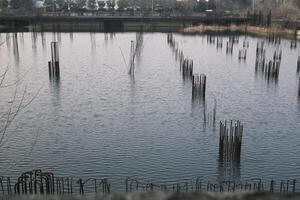 il fondazione di un incompiuto edificio pieno con acqua foto