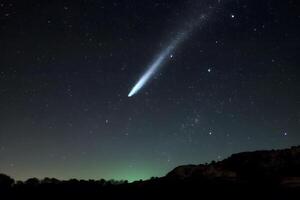 ai generato un' cometa, un asteroide, un' meteorite cascate per il terra contro un' stellato cielo. neurale Rete ai generato foto
