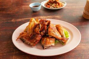 tailandese grigliato pollo su di legno tavolo foto