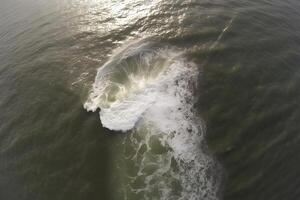 ai generato onde nel il oceano. neurale Rete ai generato foto