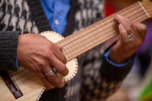 uomo che suona la chitarra foto