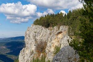 naturale monumento nel bosnia e erzegovina crvene stijene. bellissimo paesaggio e arrampicata posto. attraverso ferrata sokolov mettere, romanija. foto