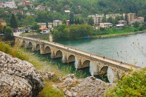 Visualizza di mehmed pasa sokolovic ponte nel visegrad, bosnia e erzegovina. unesco mondo eredità luogo. ponte al di sopra di il drina fiume. foto