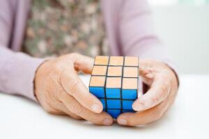 bangkok, Tailandia - Maggio 15, 2022 asiatico anziano donna giocando rubik cubo gioco per trattamento demenza prevenzione e alzheimer patologia. foto