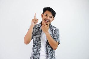 giovane asiatico uomo indossare nero camicia Tenere mento pensiero punto dito su isolato su bianca sfondo foto