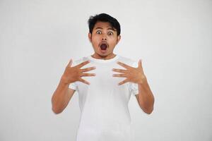 shock asiatico uomo con Aperto mani e bocca indossare bianca t camicia isolato su bianca sfondo foto