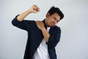 giovane asiatico uomo toccante il suo giusto spalla con dolore espressione isolato su bianca sfondo. foto