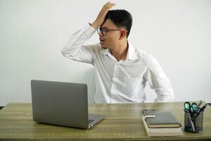 giovane asiatico uomo d'affari nel un' posto di lavoro Tenere copia spazio per inserire un anno Domini, indossare bianca camicia con bicchieri isolato foto