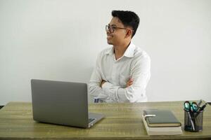 giovane asiatico uomo d'affari nel un' posto di lavoro nel laterale posizione, indossare bianca camicia con bicchieri isolato foto