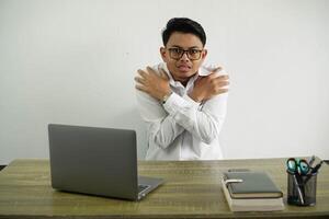 giovane asiatico uomo d'affari nel un' posto di lavoro congelamento indossare bianca camicia con bicchieri isolato foto