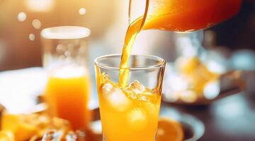 ai generato scrosciante fresco arancia succo a partire dal brocca in un' bicchiere con ghiaccio cubo, estate freschezza concetto, rinfrescante freddo agrume bere, per pubblicità foto