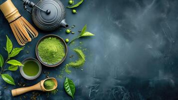 ai generato qualunque cosa voi bisogno per infuso matcha tè. polvere, frusta, cucchiaio, e teiera. Visualizza a partire dal sopra. blu sfondo. copia spazio. orizzontale formato. foto