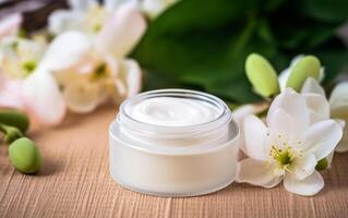 ai generato naturale cosmetico crema vaso su un' vecchio legna tavolo con le foglie e fiore foto