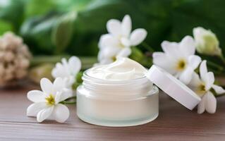 ai generato naturale cosmetico crema vaso su un' vecchio legna tavolo con le foglie e fiore foto