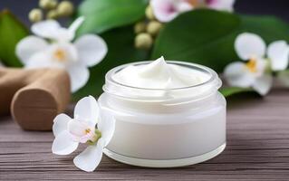 ai generato naturale cosmetico crema vaso su un' vecchio legna tavolo con le foglie e fiore foto