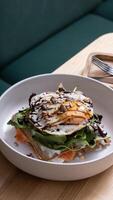 un' piatto di cialde e salmone con uovo e semi su di legno ristorante tavolo foto